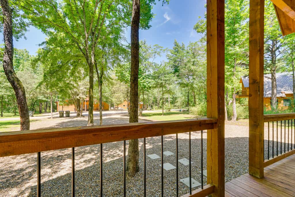 Private Hot Tub: Luxe Cabin in Broken Bow!