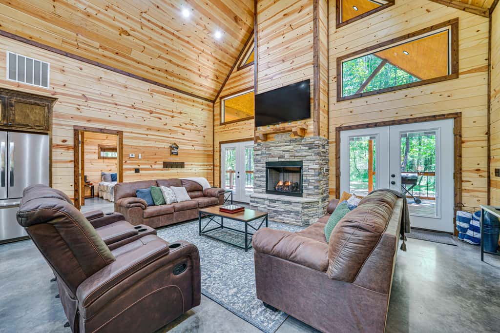 Private Hot Tub: Luxe Cabin in Broken Bow!