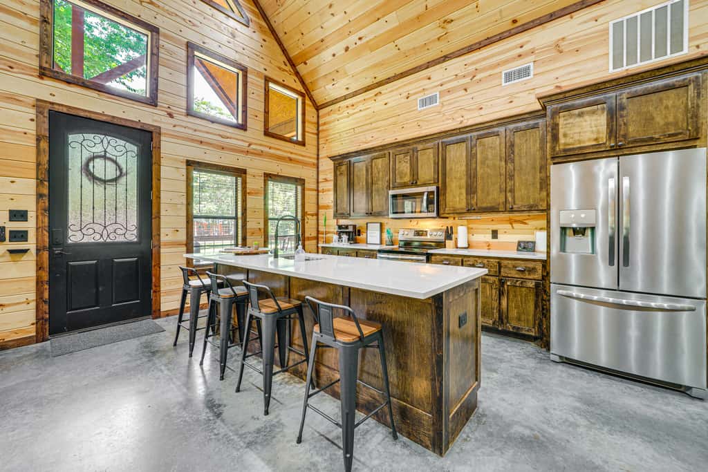 Private Hot Tub: Luxe Cabin in Broken Bow!