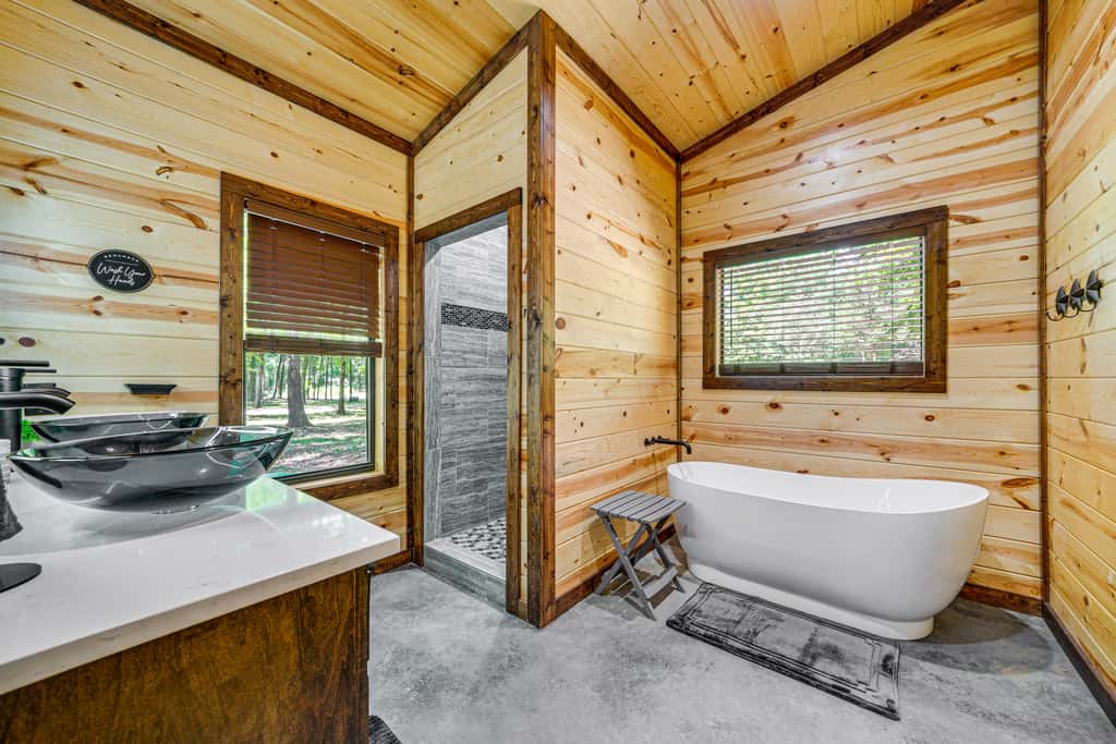 Private Hot Tub: Luxe Cabin in Broken Bow!