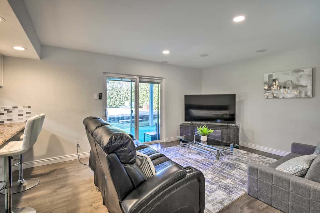 Movie Room & Private Pool: Richardson Retreat