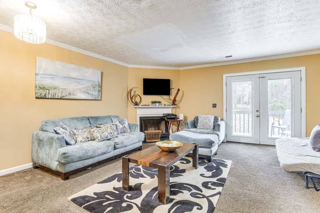 8 Mi to Stone Mountain: Quiet Getaway w/ Deck