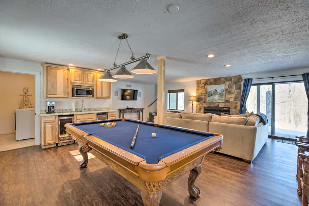 Bright Wintergreen Resort Home; Deck & Grill!