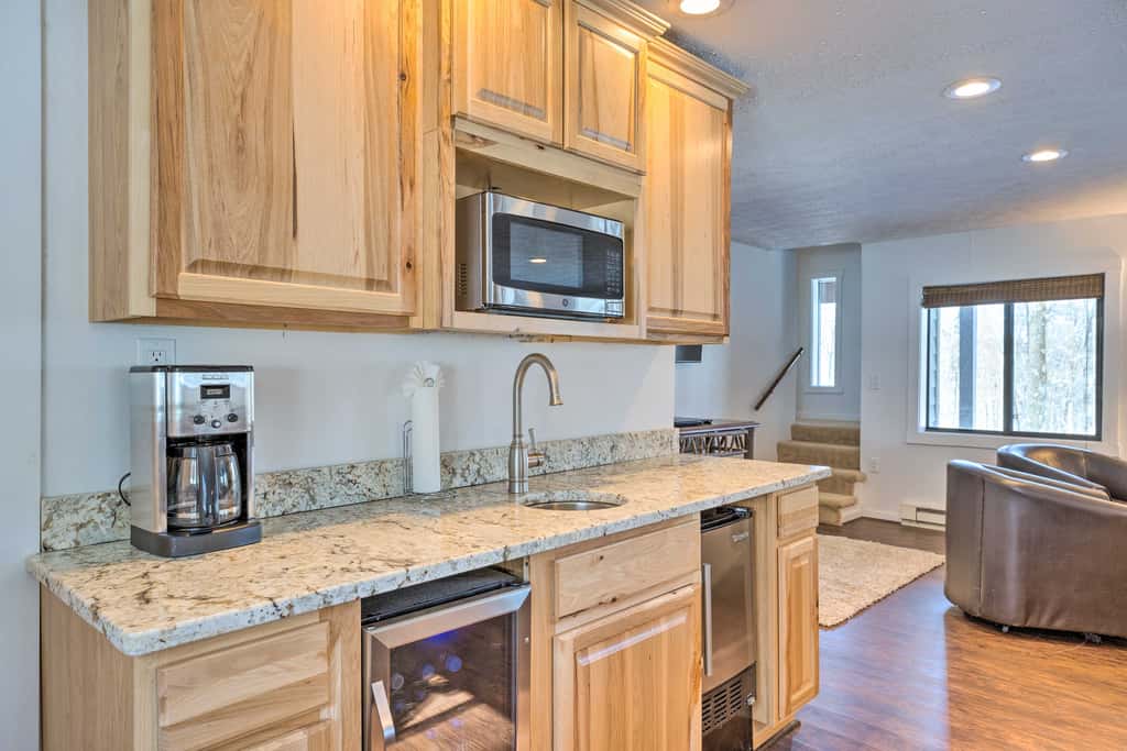 Bright Wintergreen Resort Home; Deck & Grill!