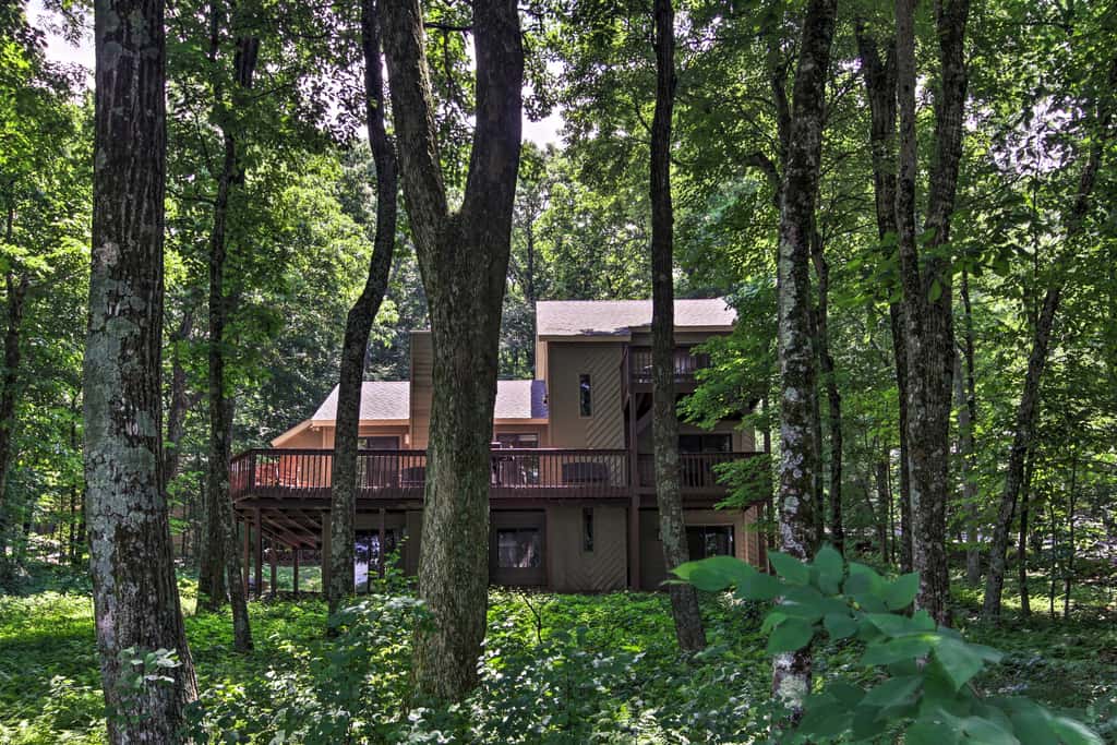 Bright Wintergreen Resort Home; Deck & Grill!
