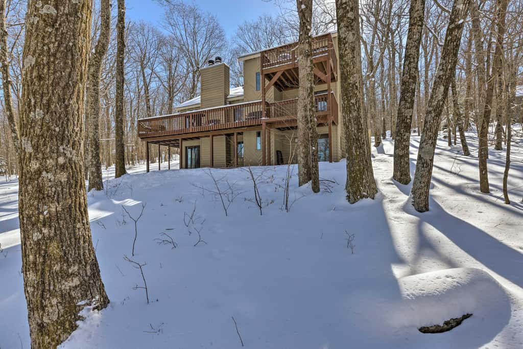 Bright Wintergreen Resort Home; Deck & Grill!