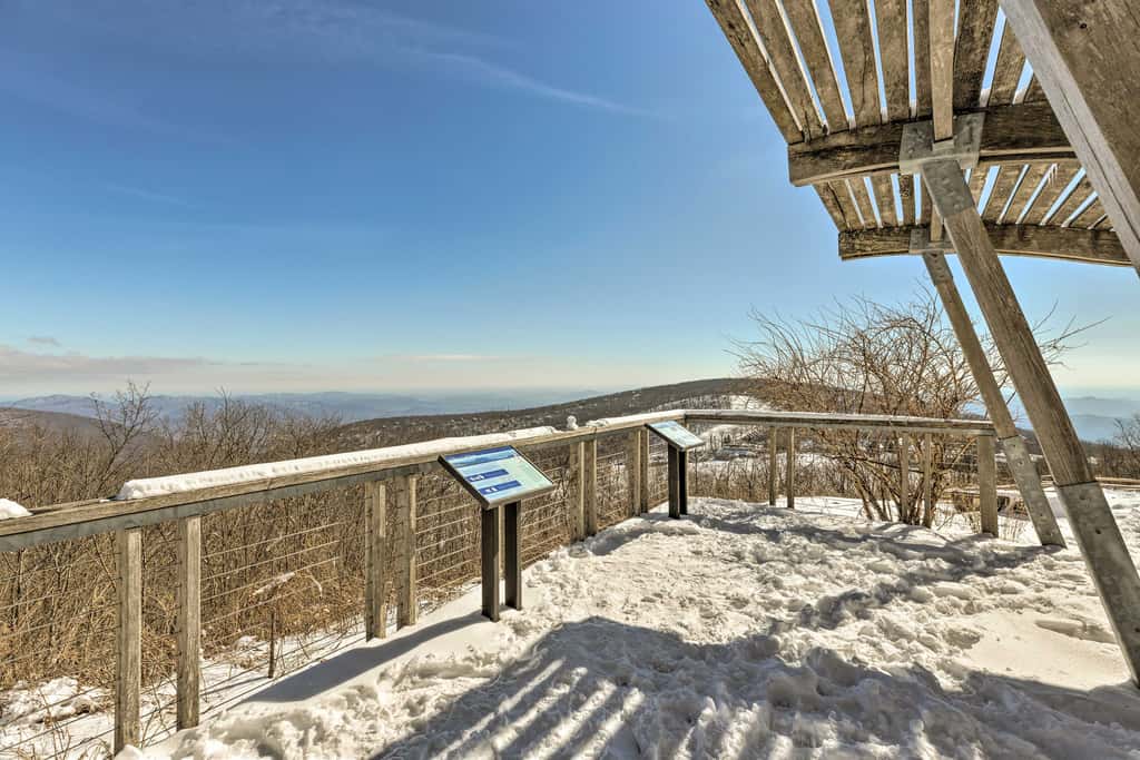 Bright Wintergreen Resort Home; Deck & Grill!