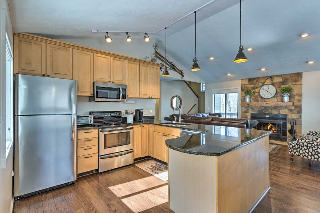 Bright Wintergreen Resort Home; Deck & Grill!