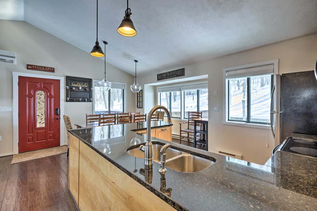 Bright Wintergreen Resort Home; Deck & Grill!