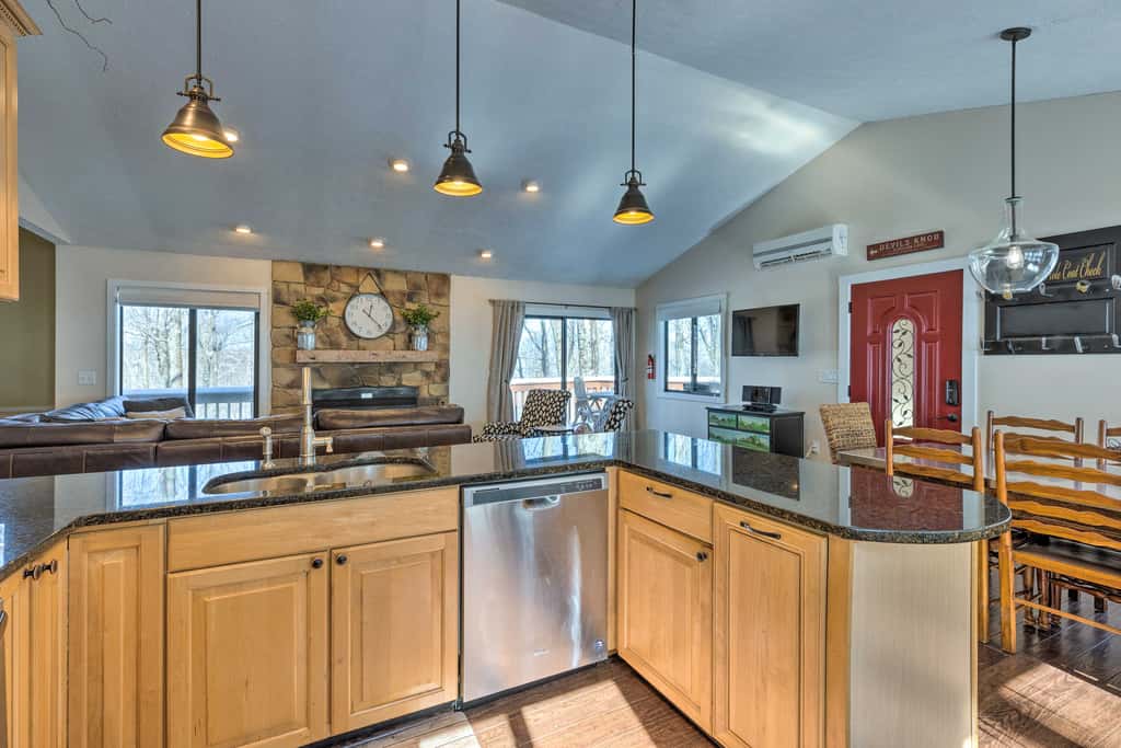 Bright Wintergreen Resort Home; Deck & Grill!