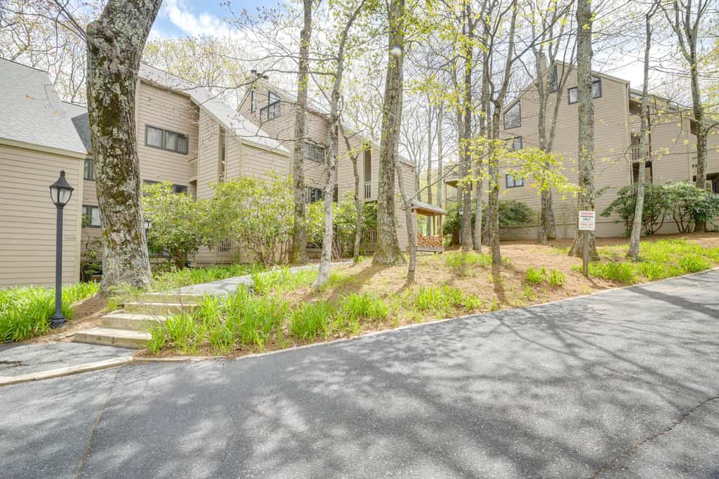 Ski-In/Ski-Out Wintergreen Resort Condo + Hot Tub!