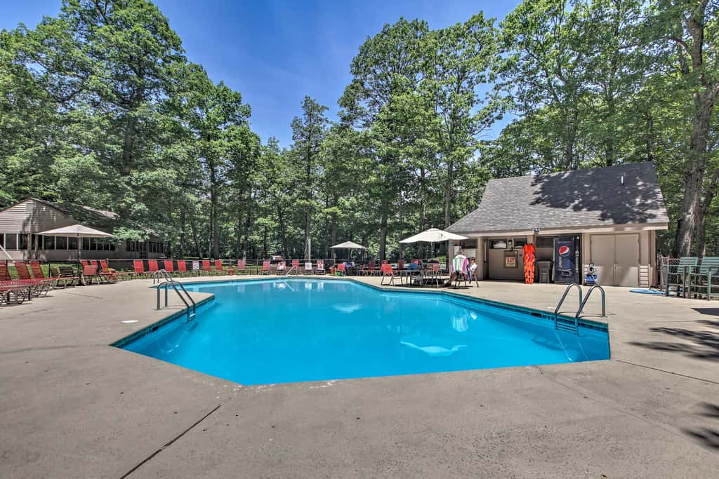 Ski-In/Ski-Out Wintergreen Resort Condo + Hot Tub!