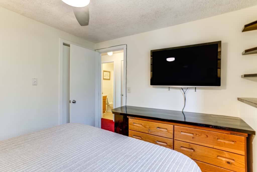 Ski-In/Ski-Out Wintergreen Resort Condo + Hot Tub!