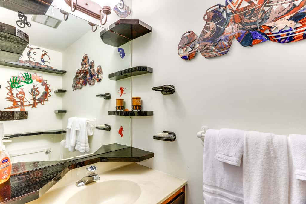 Ski-In/Ski-Out Wintergreen Resort Condo + Hot Tub!