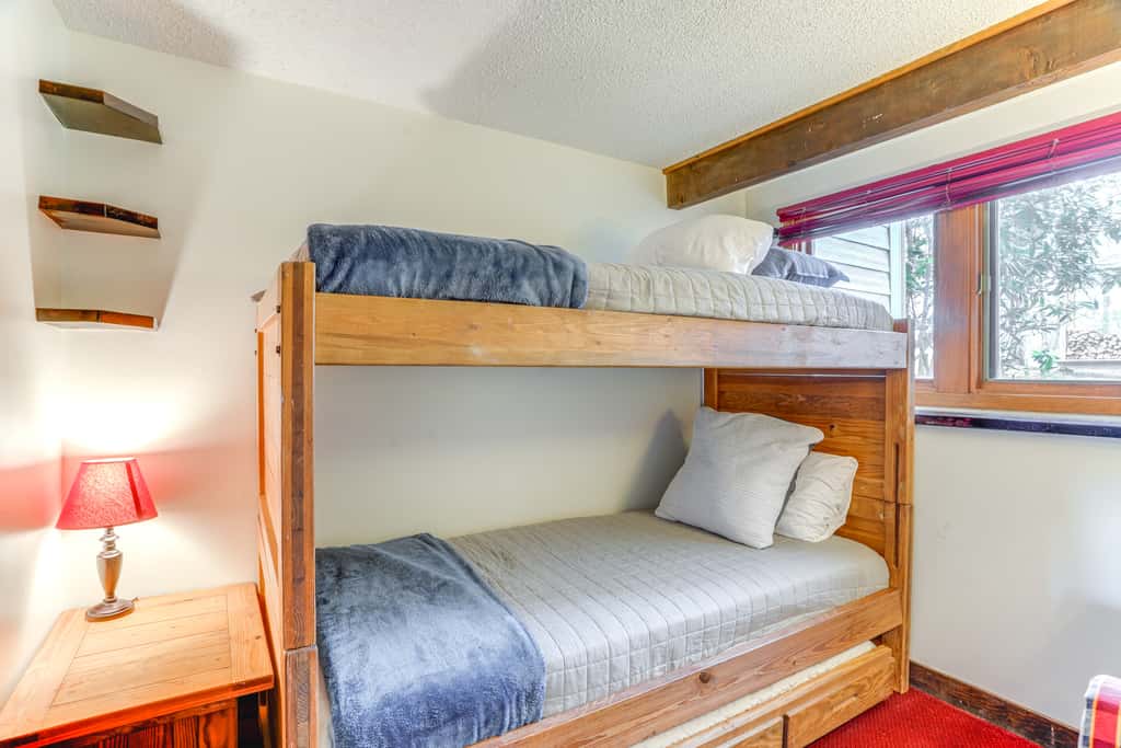 Ski-In/Ski-Out Wintergreen Resort Condo + Hot Tub!