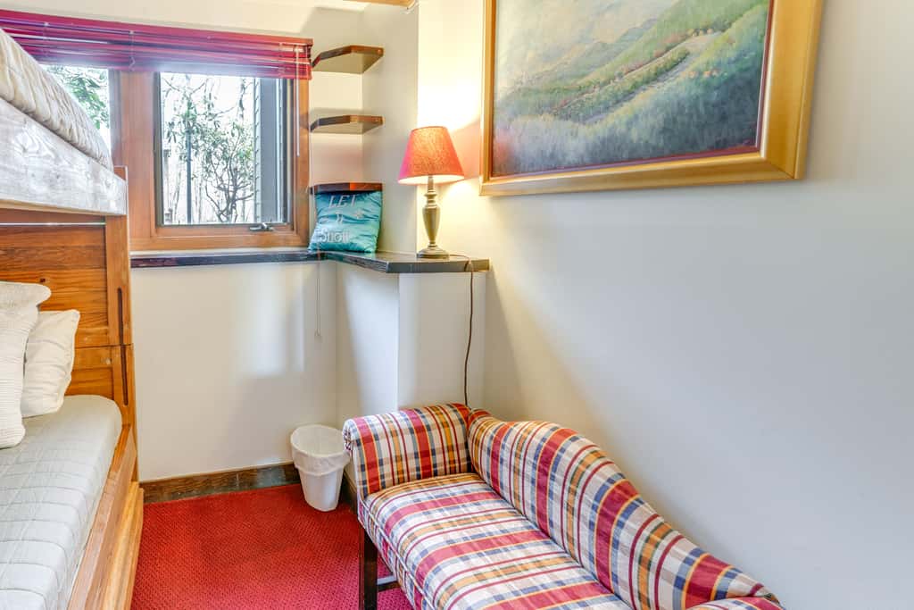 Ski-In/Ski-Out Wintergreen Resort Condo + Hot Tub!