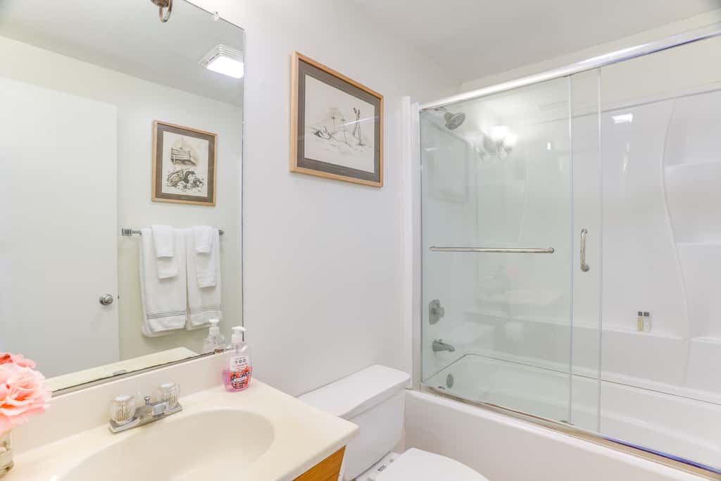 Ski-In/Ski-Out Wintergreen Resort Condo + Hot Tub!
