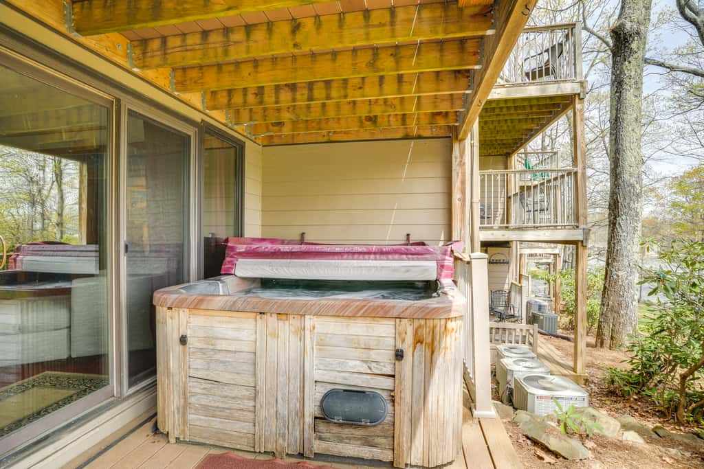 Ski-In/Ski-Out Wintergreen Resort Condo + Hot Tub!