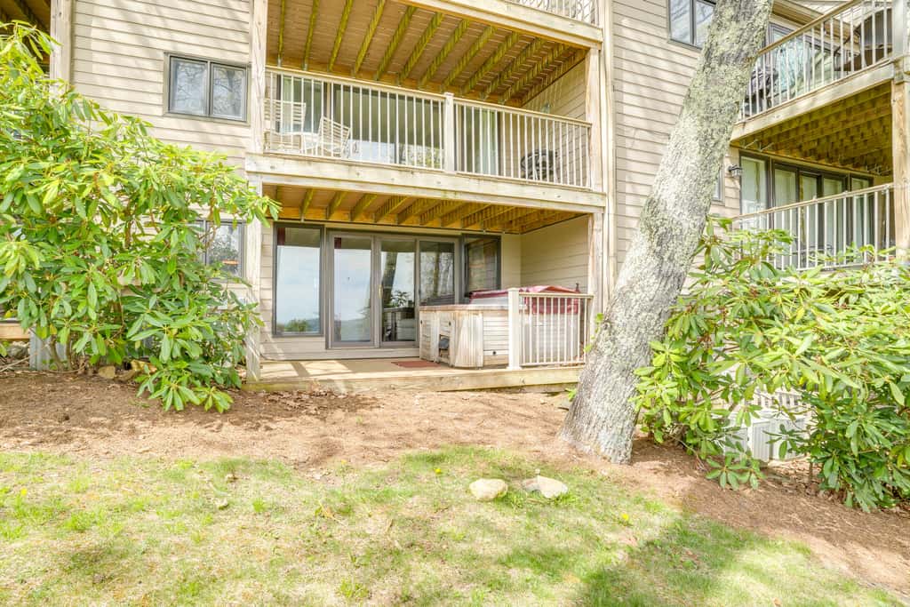 Ski-In/Ski-Out Wintergreen Resort Condo + Hot Tub!
