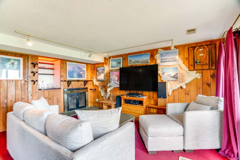 Ski-In/Ski-Out Wintergreen Resort Condo + Hot Tub!