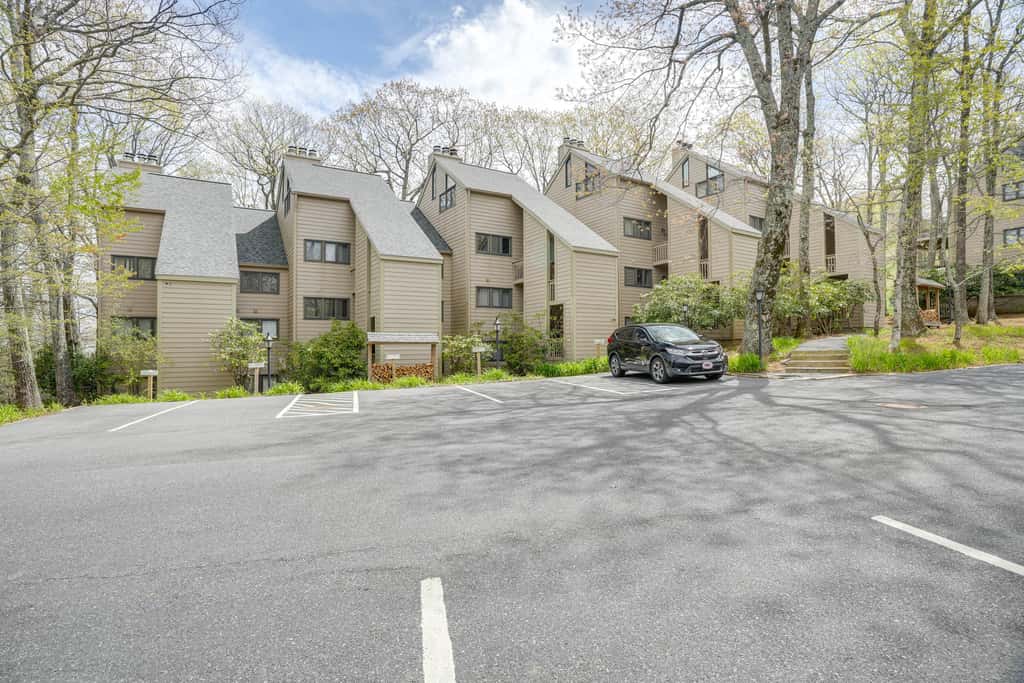 Ski-In/Ski-Out Wintergreen Resort Condo + Hot Tub!
