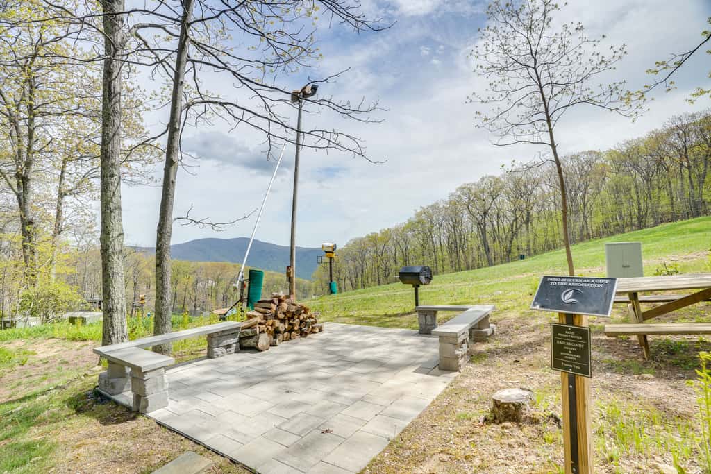 Ski-In/Ski-Out Wintergreen Resort Condo + Hot Tub!