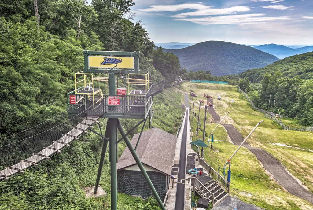 Ski-In/Ski-Out Wintergreen Resort Condo + Hot Tub!