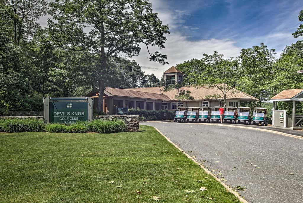 Ski-In/Ski-Out Wintergreen Resort Condo + Hot Tub!