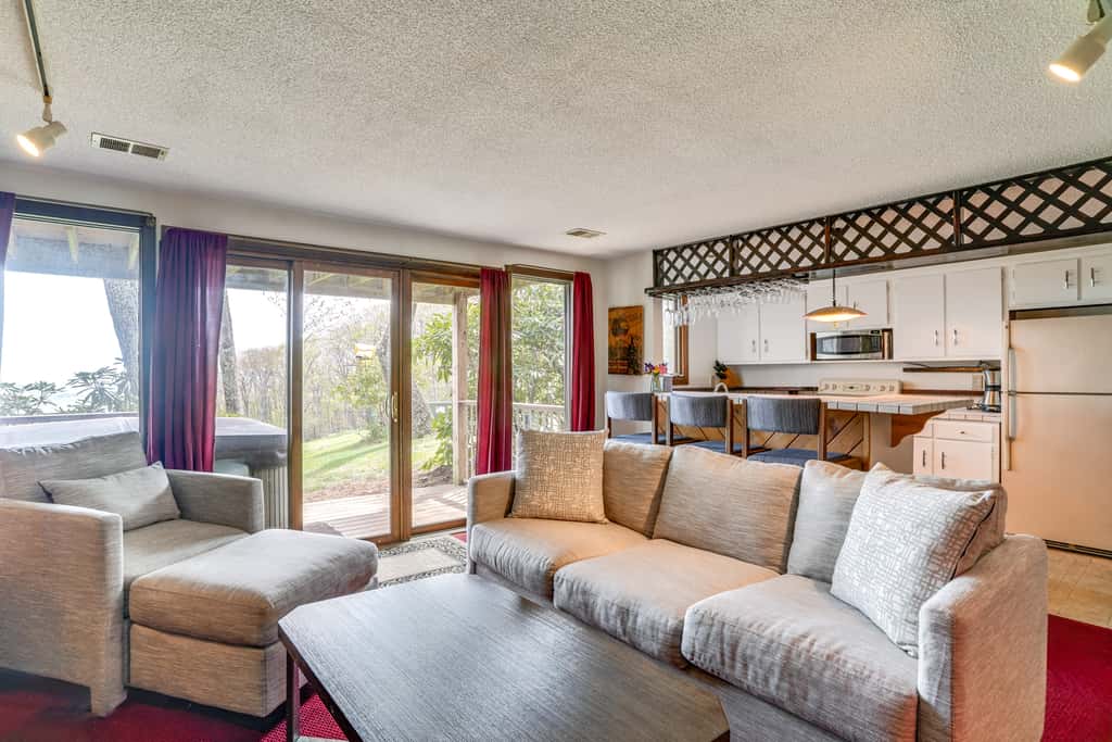 Ski-In/Ski-Out Wintergreen Resort Condo + Hot Tub!