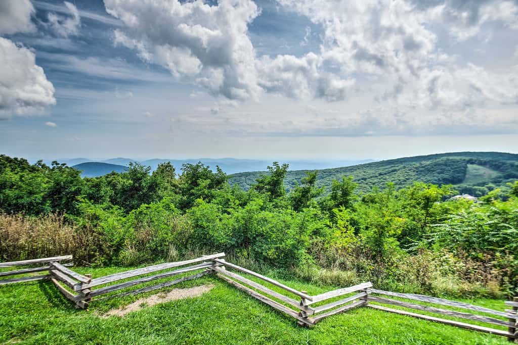 Ski-In/Ski-Out Wintergreen Resort Condo + Hot Tub!