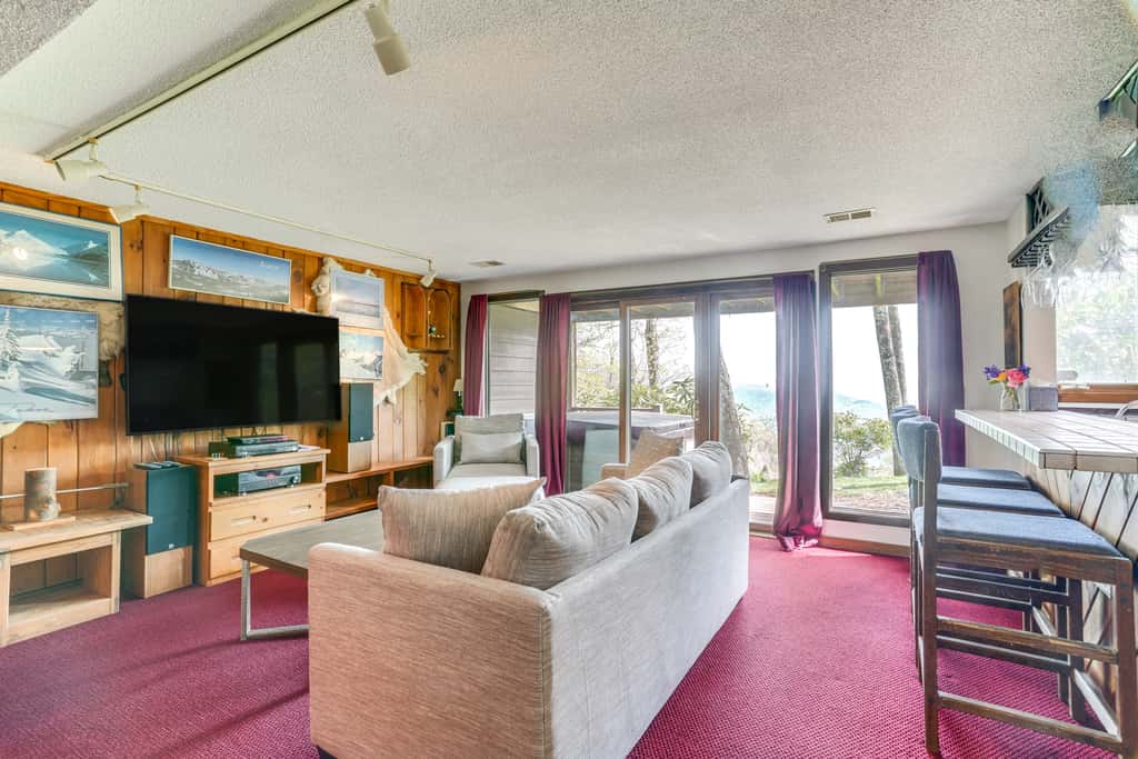 Ski-In/Ski-Out Wintergreen Resort Condo + Hot Tub!