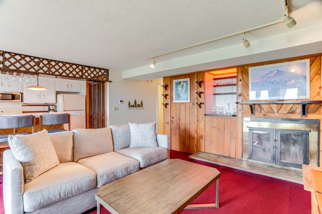 Ski-In/Ski-Out Wintergreen Resort Condo + Hot Tub!