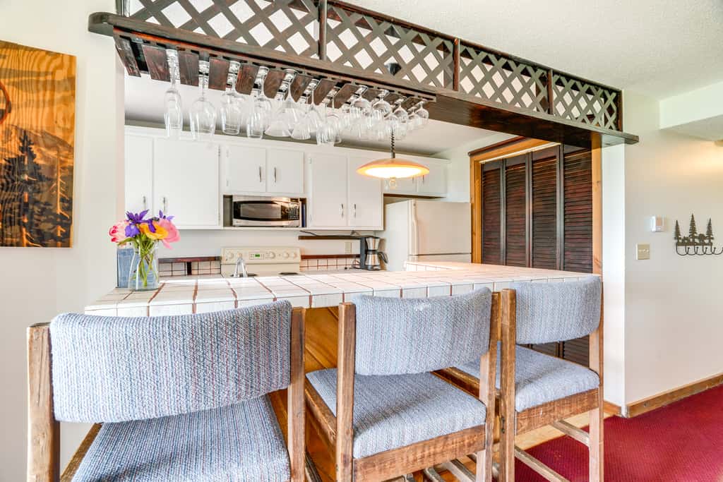 Ski-In/Ski-Out Wintergreen Resort Condo + Hot Tub!