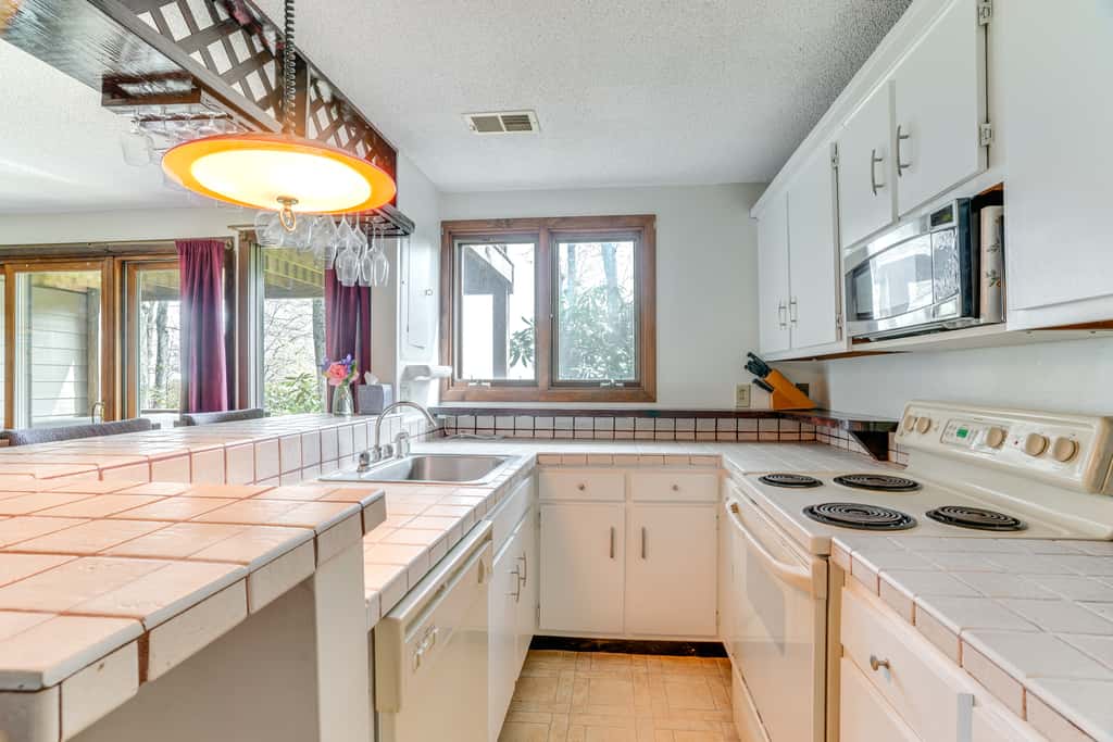 Ski-In/Ski-Out Wintergreen Resort Condo + Hot Tub!