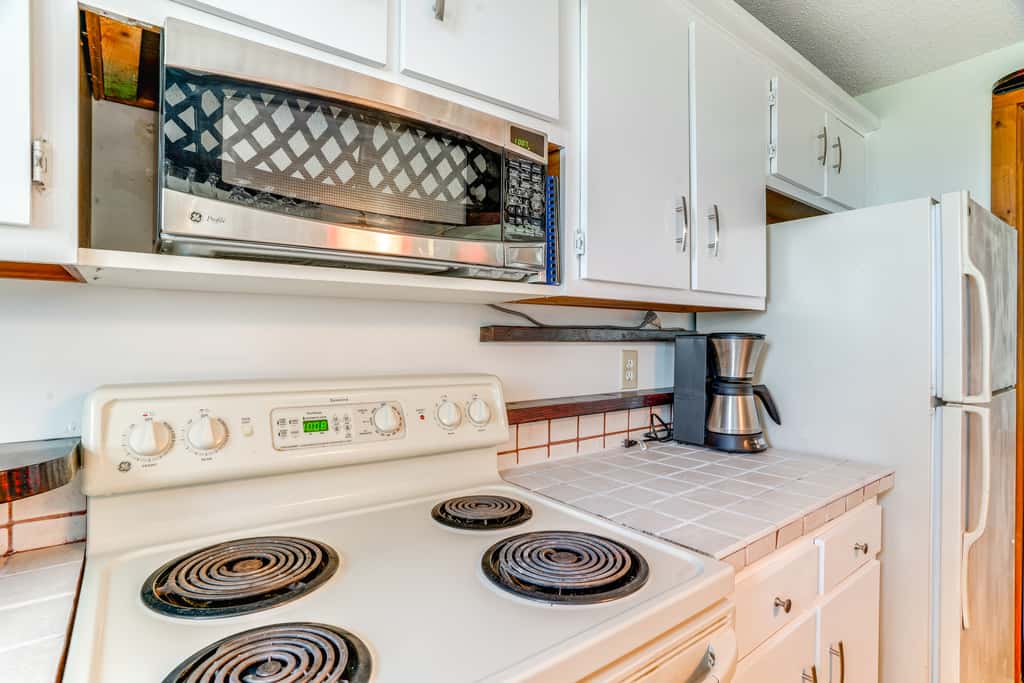 Ski-In/Ski-Out Wintergreen Resort Condo + Hot Tub!
