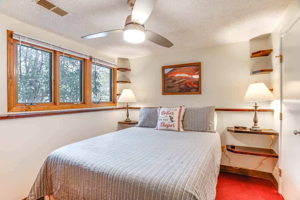 Ski-In/Ski-Out Wintergreen Resort Condo + Hot Tub!