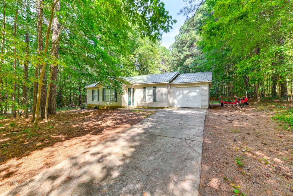 Mooresville Retreat w/ Patio, 1 Mi to Lake Norman!