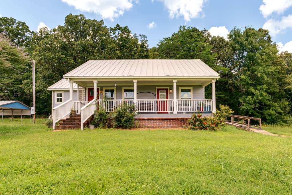 7 Mi to Ole Miss: Quiet Rural Retreat w/ Yard!
