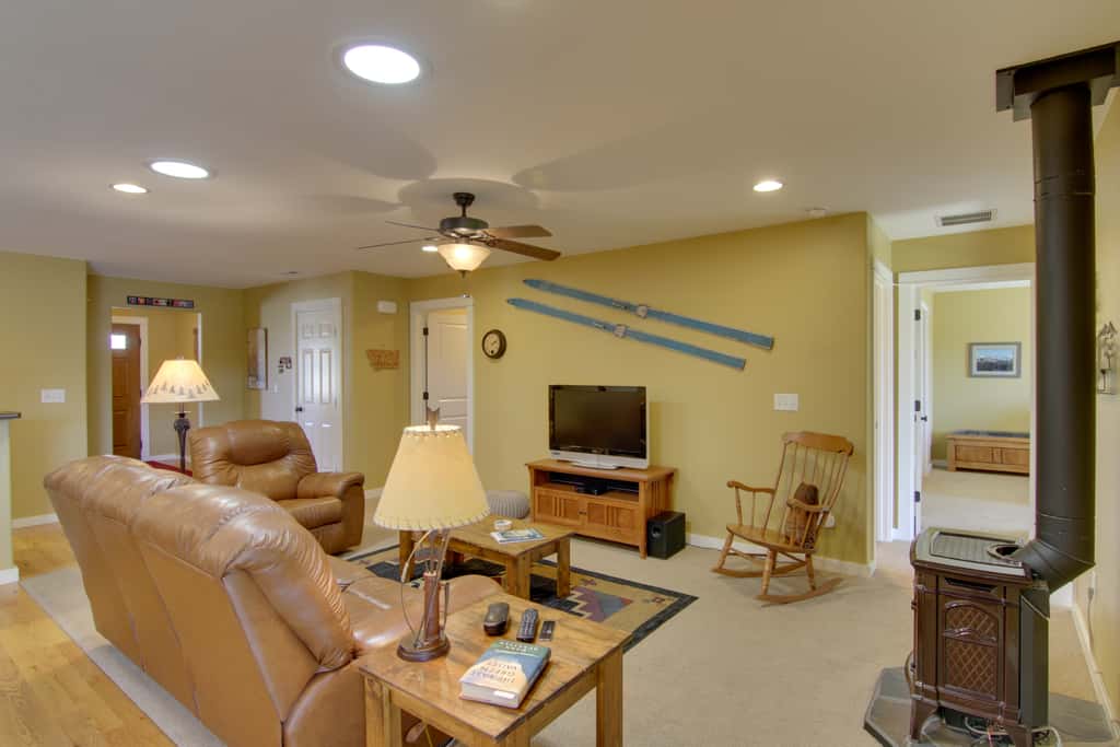 Bozeman Condo w/ Grill ~ 2 Mi to Hot Springs!