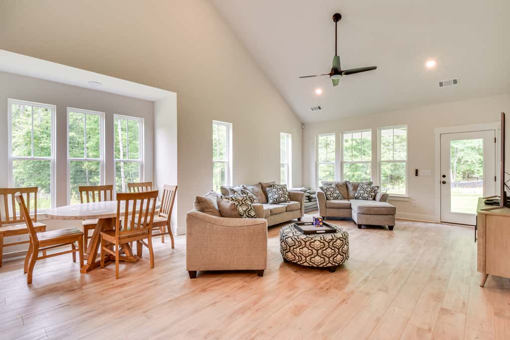 5 Mi to Memorial Stadium & Beach: Modern Townhome