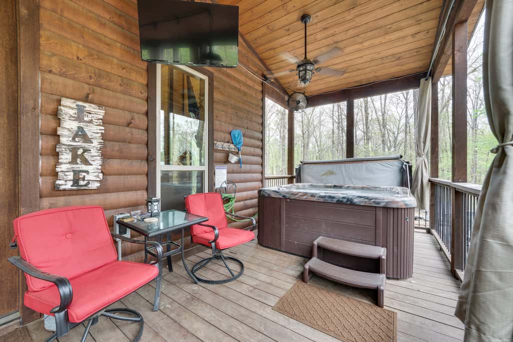 Hot Tub & Fire Pit: Spacious Broken Bow Cabin