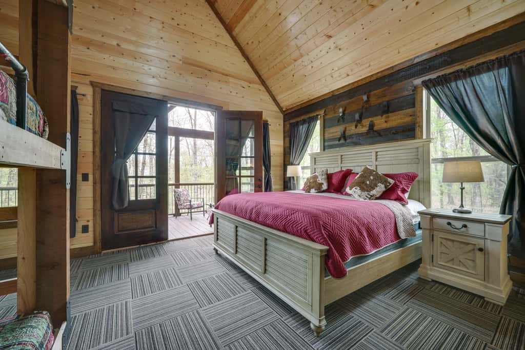 Hot Tub & Fire Pit: Spacious Broken Bow Cabin