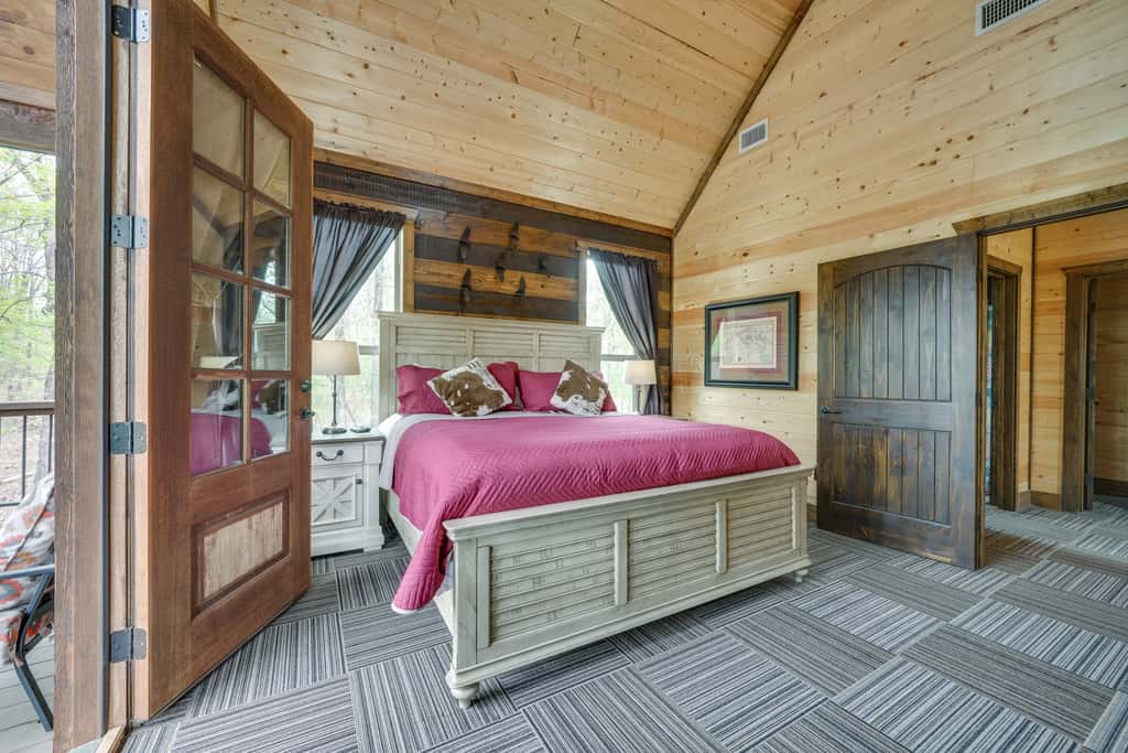 Hot Tub & Fire Pit: Spacious Broken Bow Cabin