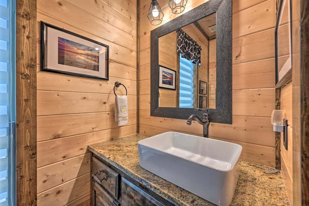 Hot Tub & Fire Pit: Spacious Broken Bow Cabin