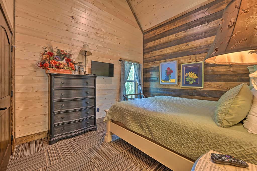 Hot Tub & Fire Pit: Spacious Broken Bow Cabin