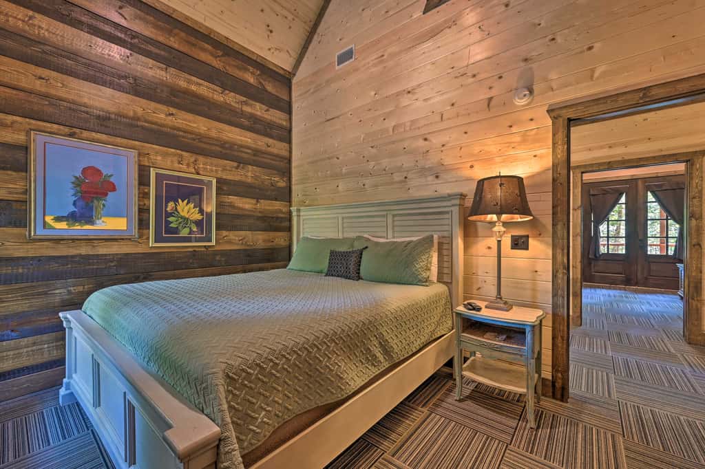 Hot Tub & Fire Pit: Spacious Broken Bow Cabin
