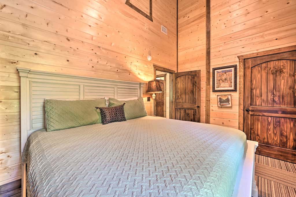 Hot Tub & Fire Pit: Spacious Broken Bow Cabin
