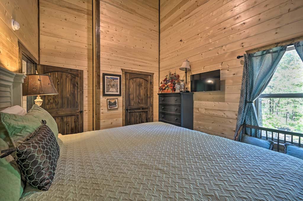 Hot Tub & Fire Pit: Spacious Broken Bow Cabin