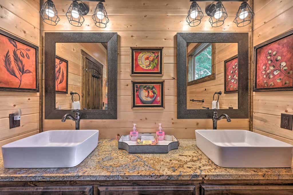 Hot Tub & Fire Pit: Spacious Broken Bow Cabin