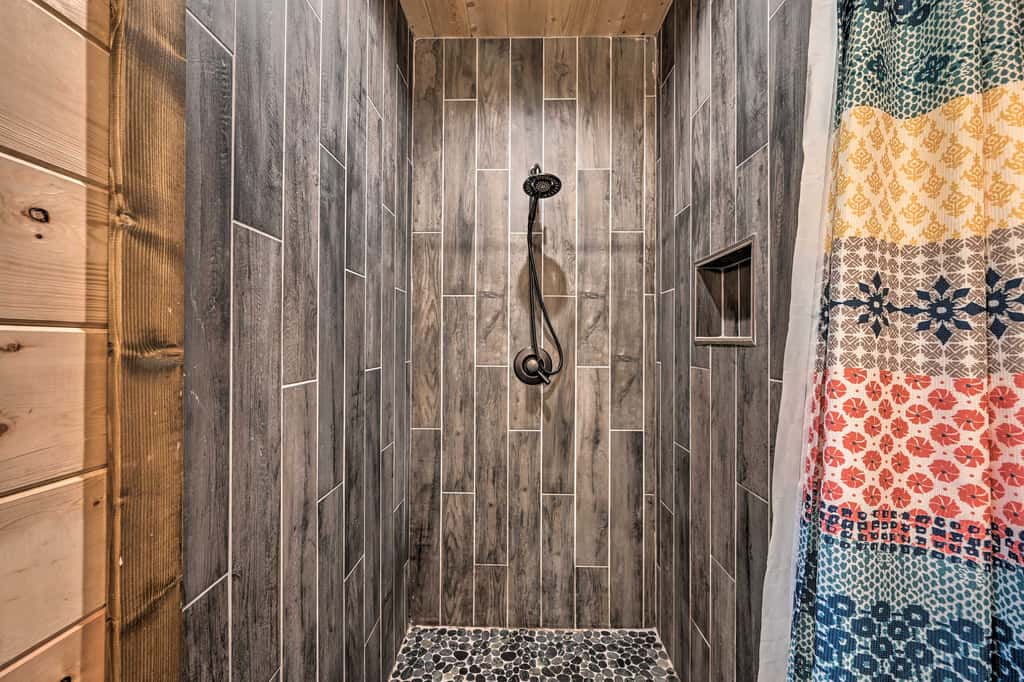 Hot Tub & Fire Pit: Spacious Broken Bow Cabin